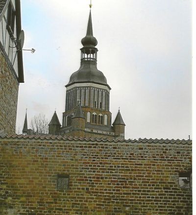 Marienkirche och en del av den gamla stadsmuren, sedda från Knieperwall.